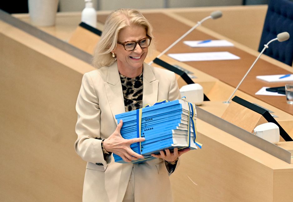 Så här såg det ut när finansminister Elisabeth Svantesson (M) överlämnade sin budgetproposition till riksdagen förra hösten. Arkivbild. Foto: Henrik Montgomery/TT