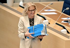 Så här såg det ut när finansminister Elisabeth Svantesson (M) överlämnade sin budgetproposition till riksdagen förra hösten. Arkivbild. Foto: Henrik Montgomery/TT
