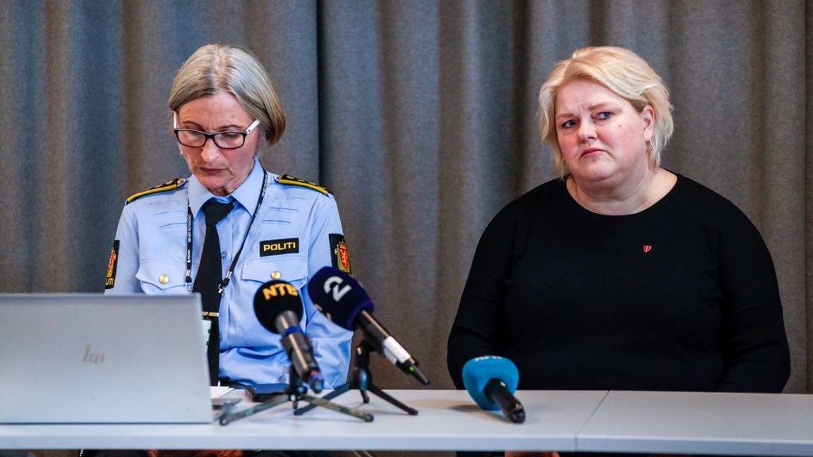 Polischef Brit Fysken och Solveig Vestenfor vid Åls kommun under en pressträff på söndagen. Foto: Fredrik Ringnes/NTB/TT