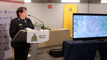 Manitobas biträdande polischef Jane MacLatchy håller en presskonferens om dödsfallen vid gränsen mellan Kanada och USA. Foto: Kelly Geraldine Malone/The Canadian Press via AP/TT