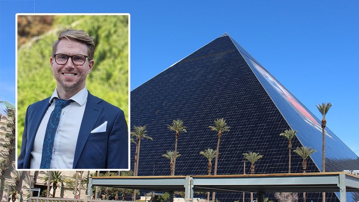 Fredrik Thool och höjden av Maslow: Las Vegas-kopian av stora pyramiden i Giza. Foto: Privat / ArticCynda (CC BY-SA 4.0)