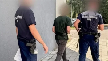 Misstänkta kannibalen grips. Foto:  POLICE.HU 