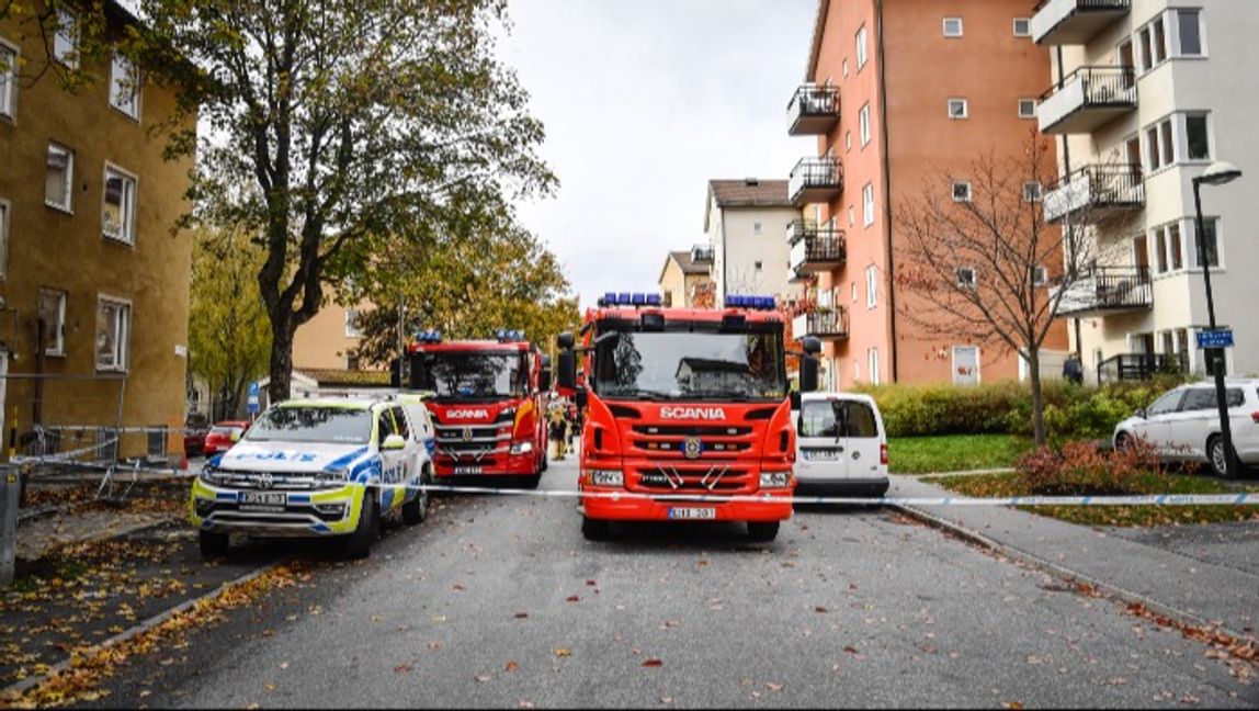 Räddningstjänst och polis på plats i Bagarmossen i södra Stockholm där en person uppges ha skadats efter en misstänkt explosion. Foto: Pontus Lundahl / TT