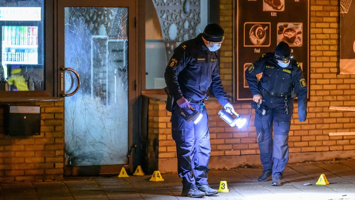 Polisens kriminaltekniker på plats vid restaurangen på Östra Farmvägen i Malmö där den nattliga detonationen skedde. Foto: Johan Nilsson/TT  