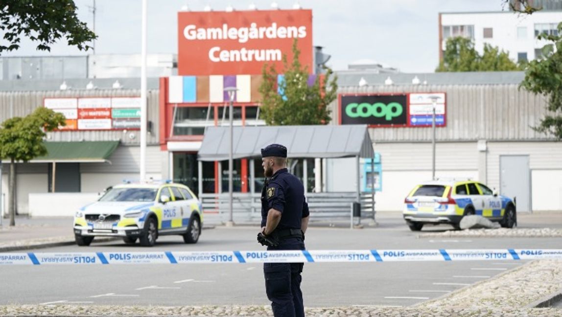 Polis och avspärrningar vid Gamlegårdens centrum i Kristianstad efter skottlossning den 3 augusti i år. Foto: Johan Nilsson/TT