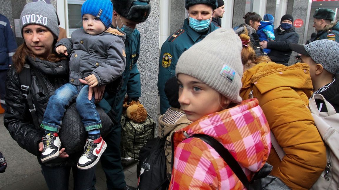 Männiksor på flykt hoppas kunna lämna krigshärjade staden Mariupol i östra Ukraina. Foto: AP/TT