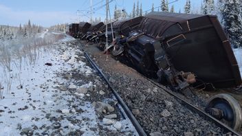 Urspårningen inträffade mellan Sikträsk och Lina älv. 38 vagnar har gått av rälsen och flera kontaktledningsstolpar har rivits ner. Foto: LKAB