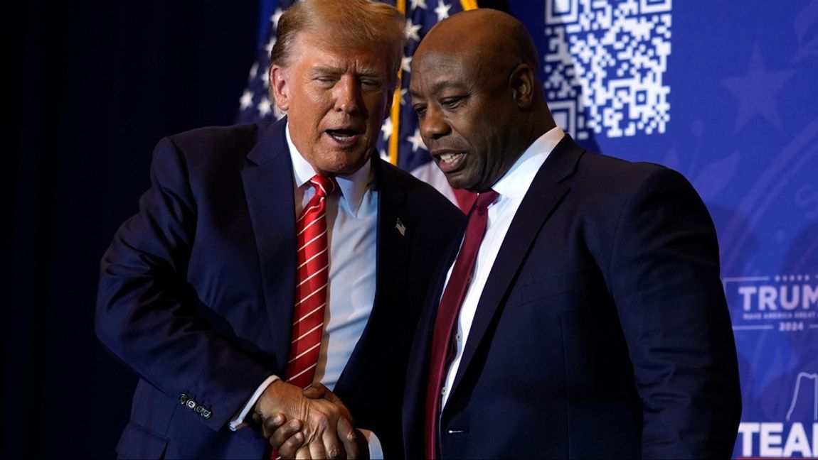 Donald Trump skakar hand med senatorn Tim Scott vid ett valmöte i Concord i New Hampshire. Foto: MATT ROURKE/AP/TT