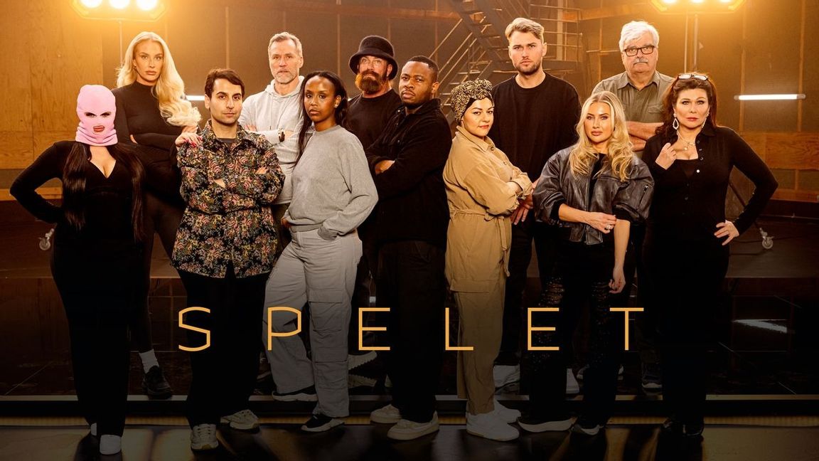  Bakre raden: Julia Franzén, Christian Bauer, Jan Emanuel, Marcus Dübois och Håkan Juholt. Främre raden: Fröken Snusk (originalet), Daniel Paris, Ayan Ahmed, Ikenna ”Ike” Abika, Zeina Mourtada, Hanna Friberg och Dominika Peczynski.  Fotograf: Magnus Liam Karlsson/SVT