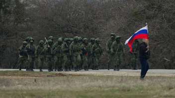 Ryska trupper på plats i Simferopol i Ukraina. Foto: Ivan Sekretarev/AP/TT