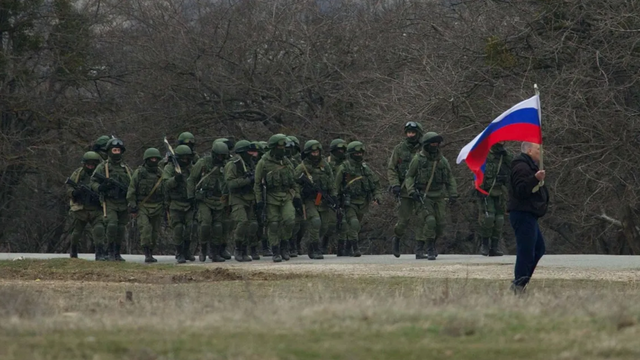 Ryska trupper på plats i Simferopol i Ukraina. Foto: Ivan Sekretarev/AP/TT