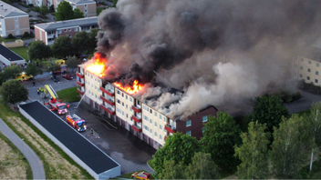 Branden startade i en lägenhet och spred sig mot vinden i fastigheten. Foto: Christian Svensson/TT