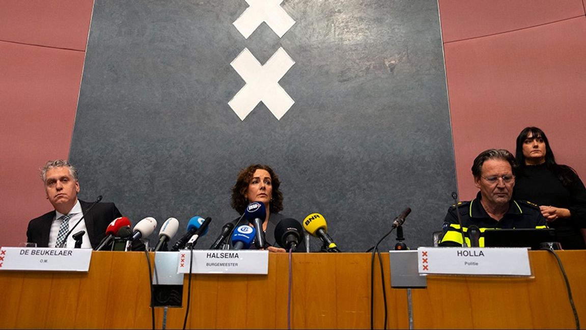 Amsterdams borgmästare Femke Halsema (mitten) tog beslutet att förbjuda demonstrationer i helgen. Det trotsades. Foto: Mike Corder/AP/TT