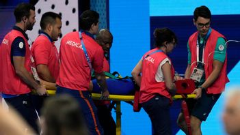 Slovakiskan Tamara Potocka förs bort på bår efter att hon kollapsat efter damernas 200 m medley. Foto: Tsvangirayi Mukwazhi/AP/TT.
