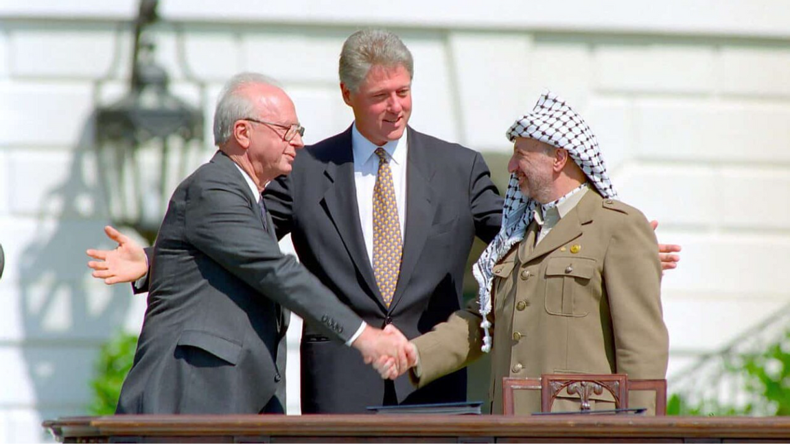 Den eviga freden börjar? Osloavtalet 1993. Foto: Vince Musi / The White House, Public Domain, via Wikimedia foundation