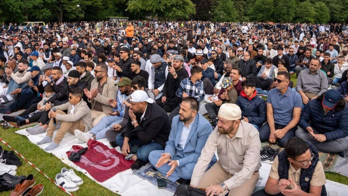 Muslimsk massbön i Slottskogen, Göteborg. Skärmdump från Facebook