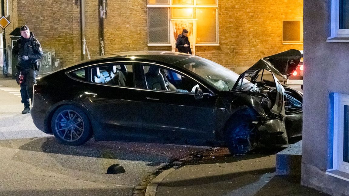 14-åringen kraschade en Tesla Model 3 in i en husvägg i Annedal i Malmö. Foto: Johan Nilsson/TT