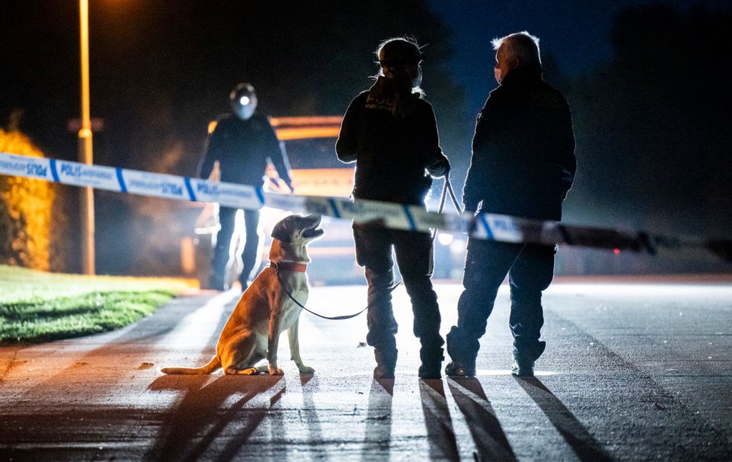 Polis, kriminaltekniker och specialsökhund på plats i ett villaområde i centrala Skurup i augusti. En man i 50-årsåldern sköts ihjäl i sitt hem. Arkivbild. Foto: Johan Nilsson/TT