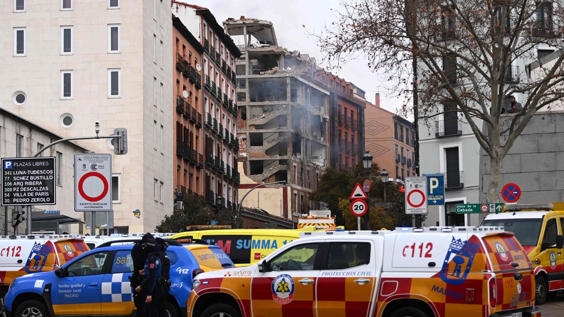 Räddningsfordon vid explosionsområdet. Foto: Gabriel Bouys/AFP/TT