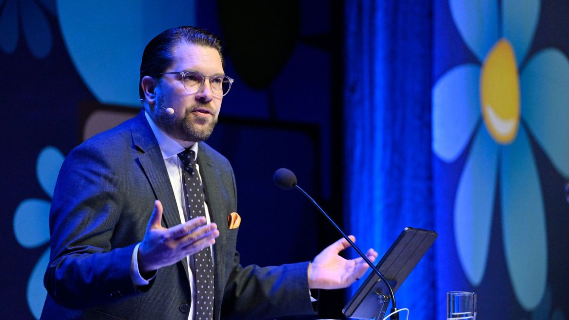 Jimmie Åkesson (SD). Partiledaren står fast vid att Sverige måste rusta upp försvaret och fortsätta stödja Ukraina oavsett vad som händer internationellt. Foto: Henrik Montgomery/TT