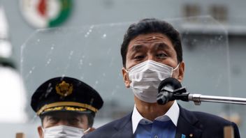 Japan’s Defense Minister Nobuo Kishi, speaks to the members of the media after he inspected the British Royal Navy’s HMS Queen Elizabeth aircraft carrier, back, at the U.S. naval base in Yokosuka, Kanagawa Prefecture, Japan, Sept. 6, 2021. Photo: Kiyoshi Ota/Pool Photo via AP/TT