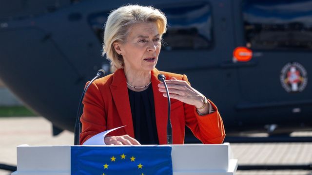 Ursula von der Leyen under en tidigare presskonferens. Foto: Mindaugas Kulbis/AP/TT