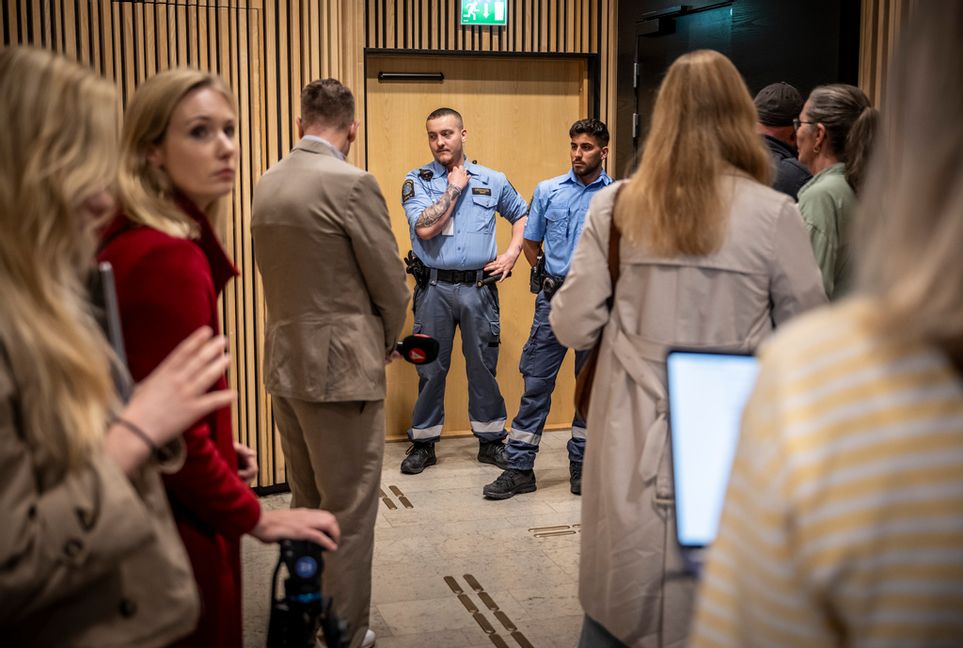 Ordningsvakter, journalister och åhörare på plats när rättegången inleds mot den så kallade Nytorgsmannen i Lunds tingsrätt. Han är åtalad för grov våldtäkt och ett stort antal sexuella ofredanden. Foto: Johan Nilsson/TT