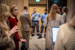 Ordningsvakter, journalister och åhörare på plats när rättegången inleds mot den så kallade Nytorgsmannen i Lunds tingsrätt. Han är åtalad för grov våldtäkt och ett stort antal sexuella ofredanden. Foto: Johan Nilsson/TT