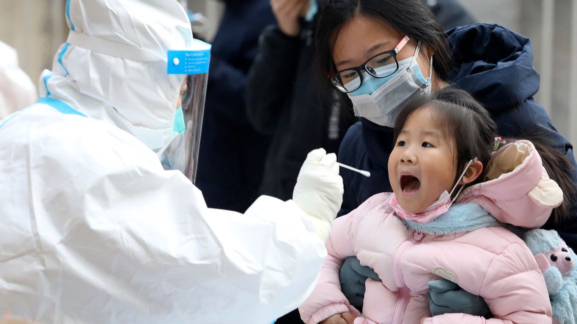 Ett barn testas för covid-19 i Shijiazhuang i Hebeiprovinsen söder om Peking, där restriktioner nu införs för att stoppa smittan. Arkivbild. Foto: Liang Zidong/AP/TT.