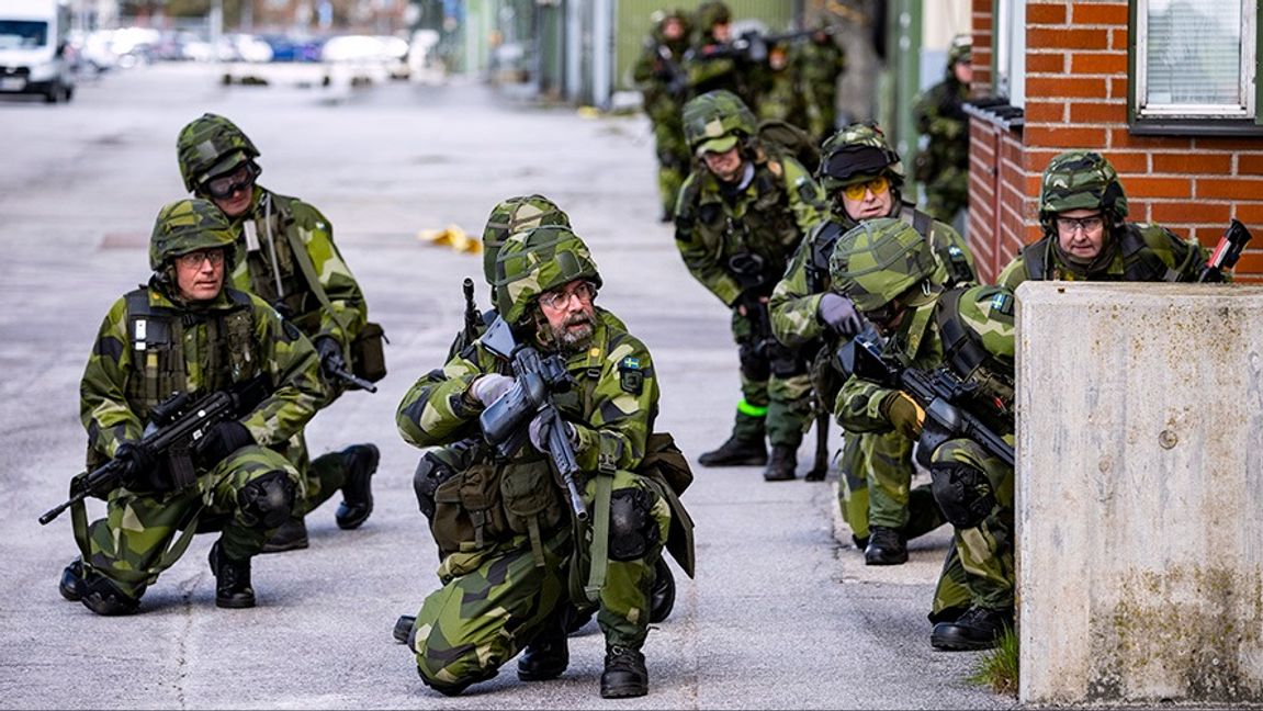 Hemvärnet övar strid i bebyggelse i hamnen i Ystad i april 2023, som en del av övningen Aurora 23. Foto: Johan Nilsson/TT