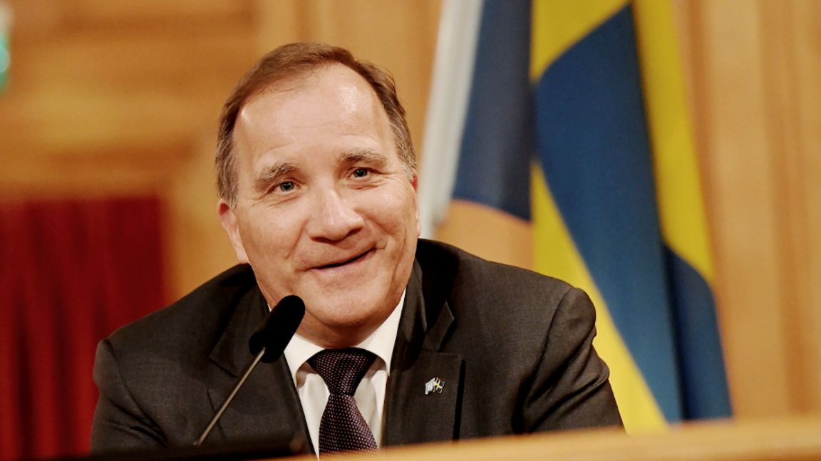 Stefan Löfven (S) kostade på sig ett litet leende under måndagens presskonferens med riksdagens talman Andreas Norlén. Foto: Stefan Jerrevång/TT 