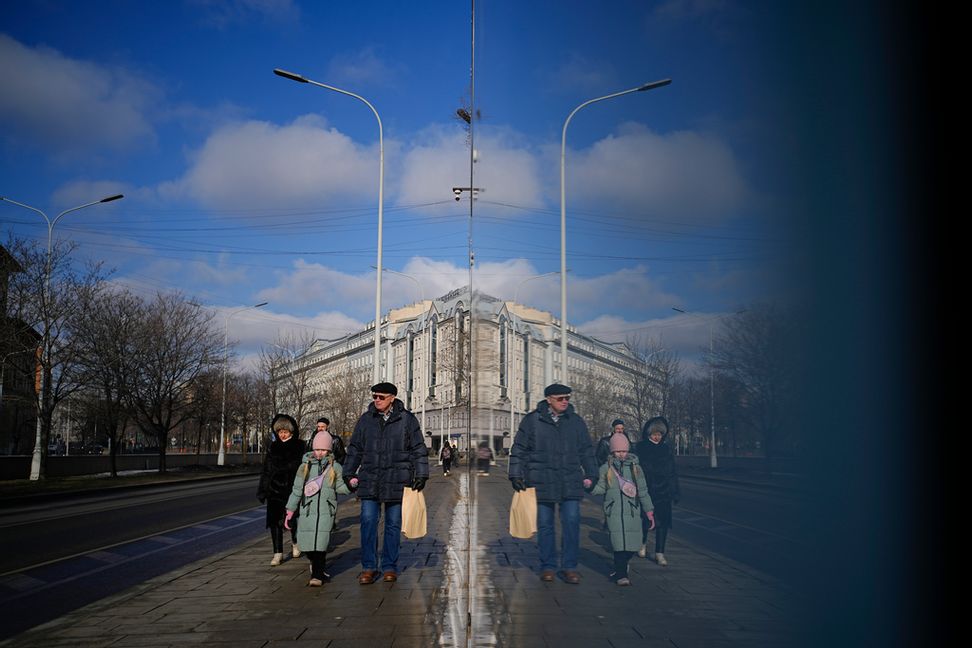 Än så länge shoppar Moskvaborna på. Men kriget pressar upp priserna. Arkivbild. Pavel Bednjakov/AP/TT