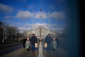 Än så länge shoppar Moskvaborna på. Men kriget pressar upp priserna. Arkivbild. Pavel Bednjakov/AP/TT