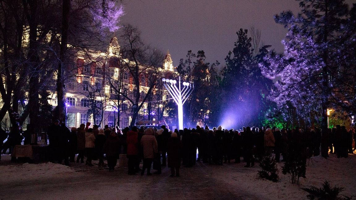 Tändning av en stor menora under ett Hanukkahfirande. Menoran är en nioarmad ljusstake som tänds under Hanukkah, en judisk högtid som firar återinvigningen av templet i Jerusalem. Foto: Vyacheslav Argenberg/CC BY 4.0