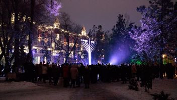 Tändning av en stor menora under ett Hanukkahfirande. Menoran är en nioarmad ljusstake som tänds under Hanukkah, en judisk högtid som firar återinvigningen av templet i Jerusalem. Foto: Vyacheslav Argenberg/CC BY 4.0