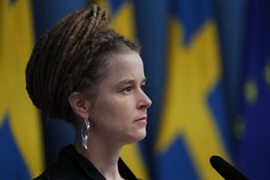Kultur- och idrottsminister Amanda Lind (MP) vill inte ge något besked om när regeringen kommer ta ett beslut om restriktionerna. FOTO: Christine Olsson/TT.