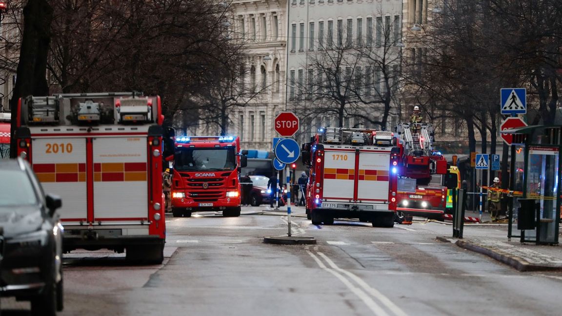 Det brann i en flerfamiljsfastighet mitt i centrala Stockholm under söndagen. Foto: Christine Olsson/TT