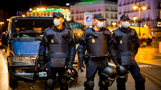 Police officers block the access to the Sol square during a protest against the curfew in Madrid, Spain, Saturday, Oct. 31, 2020. Nearly all Spaniards are facing a weekend with restrictions on leaving the regions where they live as authorities try to contain a sharp resurgence of reported coronavirus cases but refrain from a full lockdown to try to prevent further economic deterioration. Photo: Manu Fernandez/AP