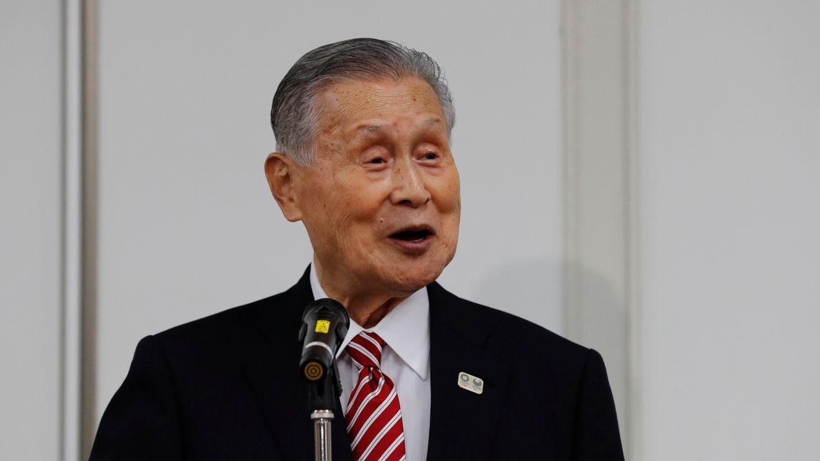 Yoshiro Mori, ordförande i Tokyo-OS organisationskommitté, ber om ursäkt på en presskonferens förra veckan, efter att hans uttalanden om kvinnor väckt massiv kritik. Foto: Kim Kyung-hoon/AP/TT.