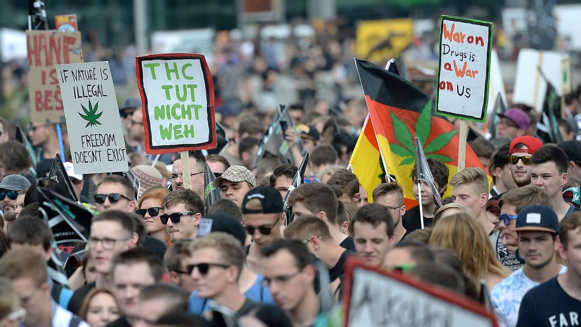 ”Hanfparade” – hampaparaden – i Berlin, en årlig demonstration för legalisering av cannabis. Arkivbild. Foto: Britta Pedersen/DPA/AP/TT.