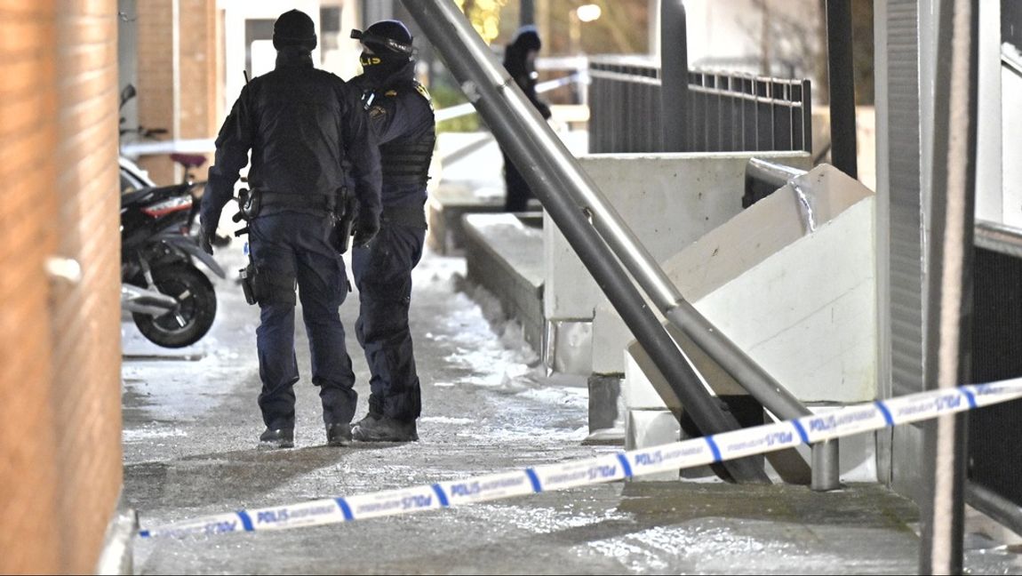 Polis på plats i det område där en skadad man hittades strax före midnatt.. Foto: Johan Nilsson/TT