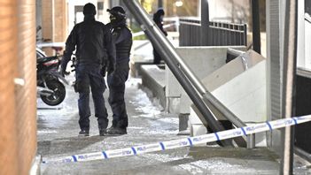 Polis på plats i det område där en skadad man hittades strax före midnatt.. Foto: Johan Nilsson/TT