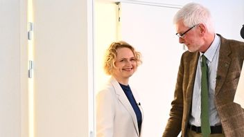 Anna-Karin Hatt är ”ingen duvunge”, säger statsvetaren Mikael Sundström. Här på bild med Anders Åkesson, ordförande för Centerpartiets valberedning. Foto: Claudio Bresciani/TT