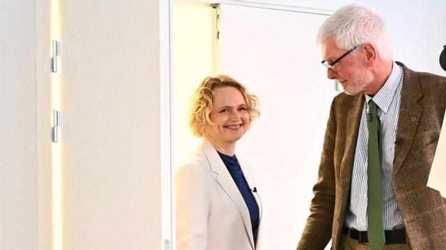 Anna-Karin Hatt är ”ingen duvunge”, säger statsvetaren Mikael Sundström. Här på bild med Anders Åkesson, ordförande för Centerpartiets valberedning. Foto: Claudio Bresciani/TT