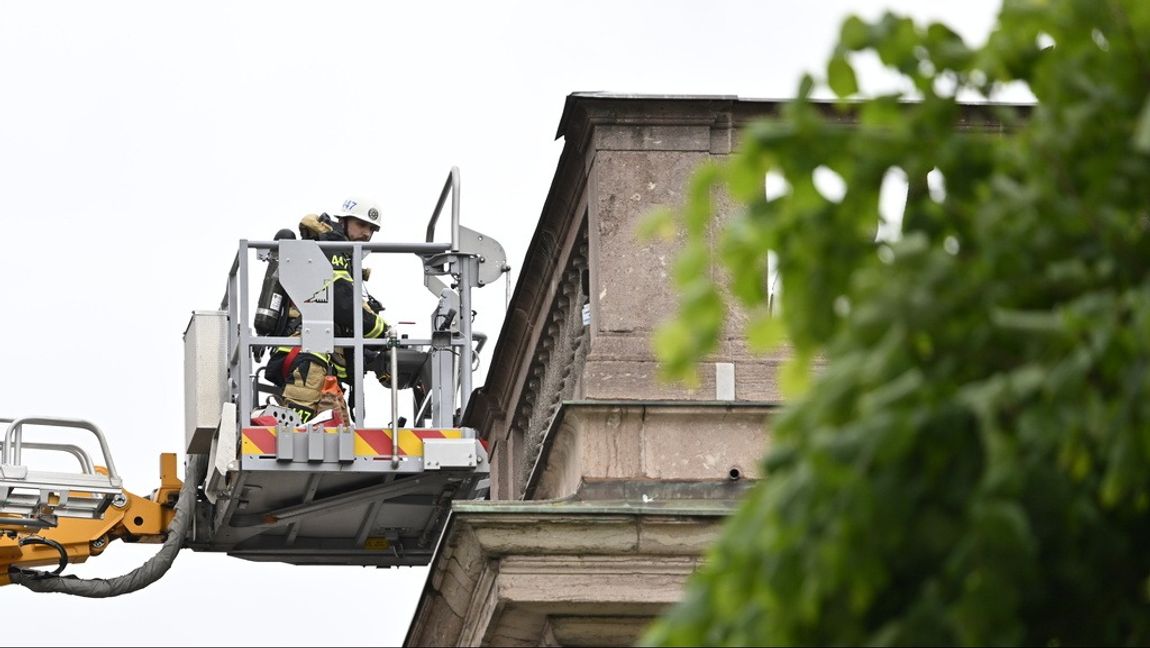 Räddningstjänst och polis är på plats vid Konstakademien i centrala Stockholm. Foto: Anders Wiklund/TT
