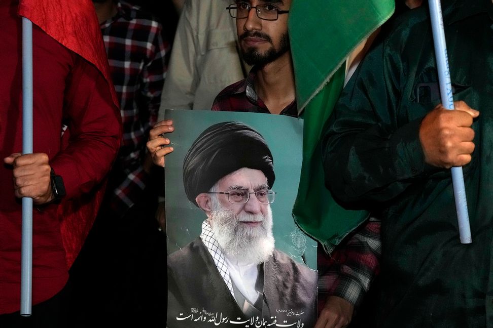 Ett foto av Ali Khamenei vid en manifestation till stöd för shiamilisen Hizbollah i Teheran förra helgen. Vahid Salemi/AP/TT