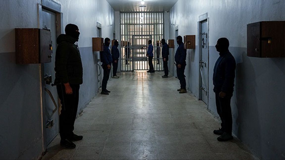 Soldater från kurdiska SDF vaktar IS-fångar i ett fängelse i Hassakeh, nordöstra Syrien. Bild: AP Photo/Bernat Armangue