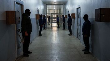 Soldater från kurdiska SDF vaktar IS-fångar i ett fängelse i Hassakeh, nordöstra Syrien. Bild: AP Photo/Bernat Armangue