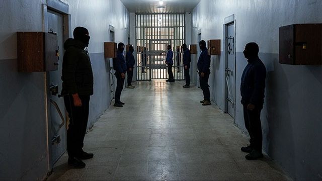 Soldater från kurdiska SDF vaktar IS-fångar i ett fängelse i Hassakeh, nordöstra Syrien. Bild: AP Photo/Bernat Armangue