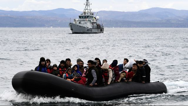 Migranter och flyktingar utanför den grekiska ön Lesbos år 2020. Arkivbild. Foto: Michael Varaklas/AP/TT
